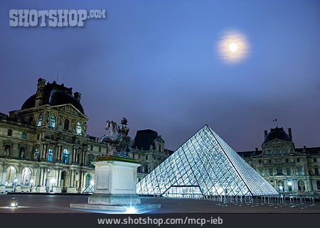 
                Paris, Louvre, Glaspyramide                   