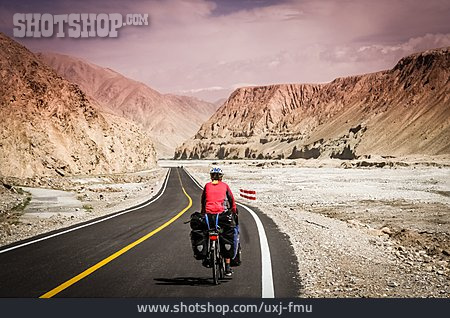 
                China, Fahrradtour, Landstraße, Karakorum Highway                   