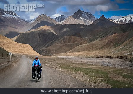 
                Radfahrerin, Himalaya, Rundreise                   