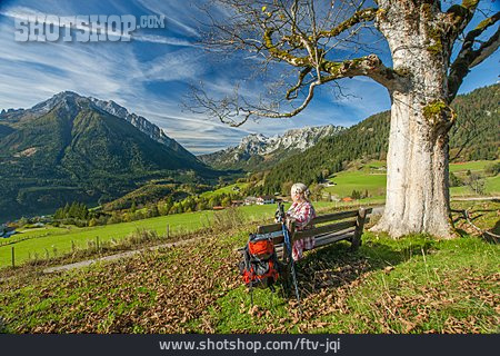 
                Seniorin, Wandern, Aussicht, Oberbayern, Rast                   