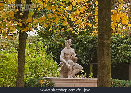 
                Statue, Schlossgarten, Mirabellgarten                   