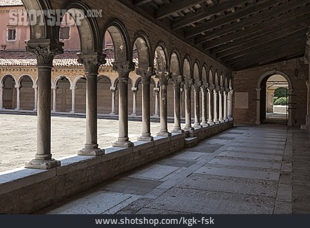 
                Kloster, Kreuzgang, San Michele                   