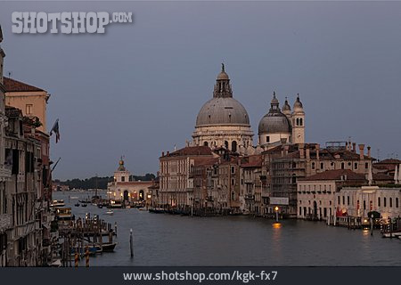 
                Blaue Stunde, Venedig, Canale Grande, Santa Maria Della Salute                   