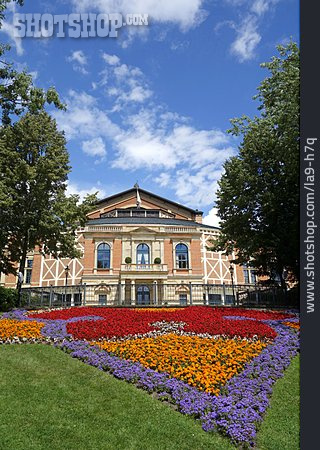 
                Blumenbeet, Bayreuth, Festspielhaus                   
