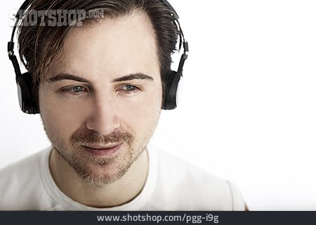 
                Junger Mann, Kopfhörer, Musik Hören                   
