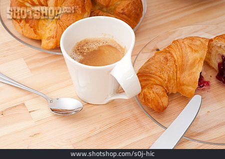 
                Croissant, Milchkaffee                   