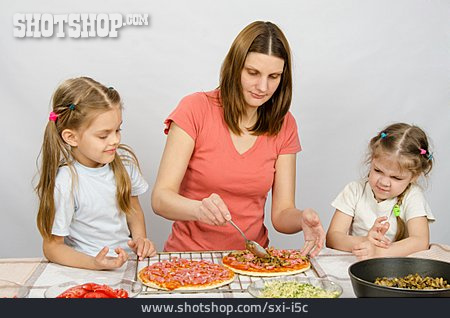
                Mutter, Tochter, Pizza, Belegen                   