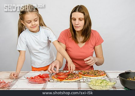 
                Mutter, Tochter, Pizza, Mittagessen                   