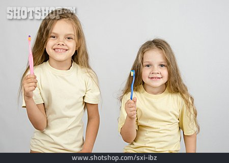 
                Mädchen, Zähne Putzen, Zahnpflege                   