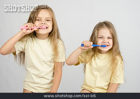 
                Mädchen, Zähne Putzen, Zahnpflege                   