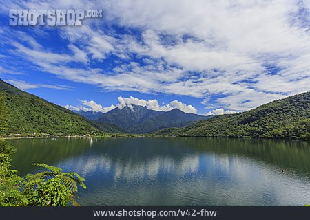 
                Taiwan, Liyu Lake                   