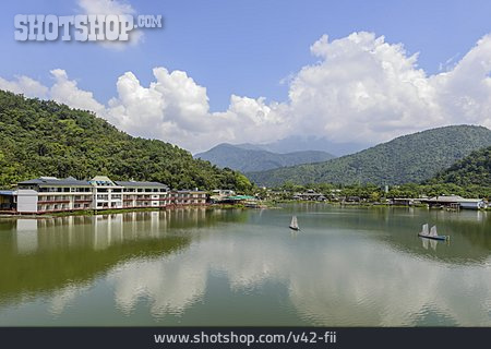 
                See, Taiwan, Liyu Lake                   