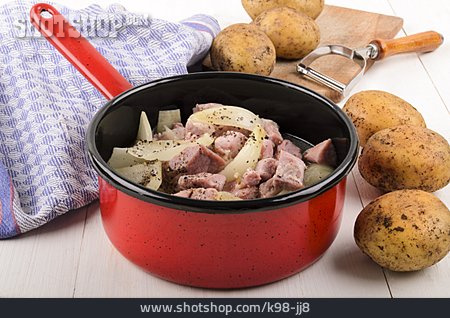 
                Vorbereitung, Kartoffeln, Schweinefleisch, Eintopf                   