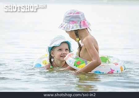 
                See, Sommerlich, Schwestern, Schwimmring                   