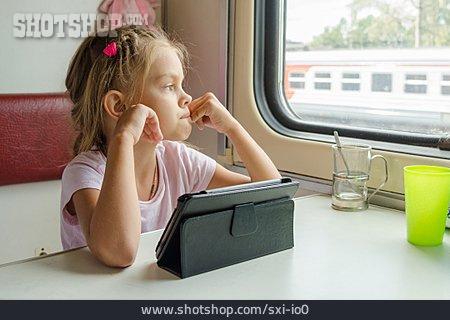 
                Mädchen, Langeweile, Zugreise                   