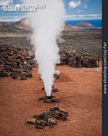 
                Dampf, Naturgewalt, Kraterlandschaft, Nationalpark Timanfaya                   