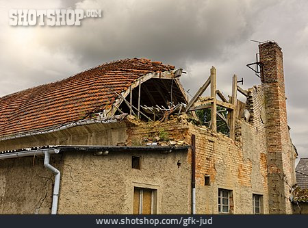 
                Ruine, Hausdach, Einsturzgefahr                   
