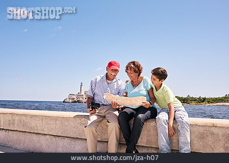 
                Tourismus, Städtereise, Touristen, Havanna, Familienausflug                   