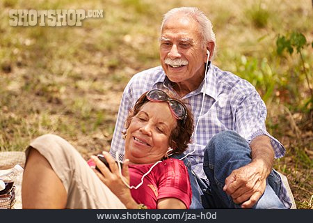 
                Erholung, Musik Hören, Seniorenpaar                   