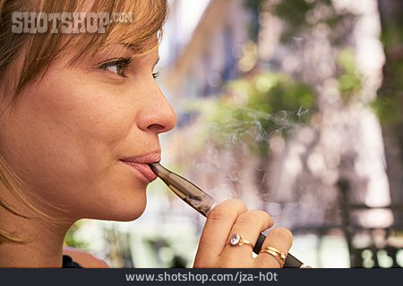 
                Rauchen, Raucherin, E-zigarette                   