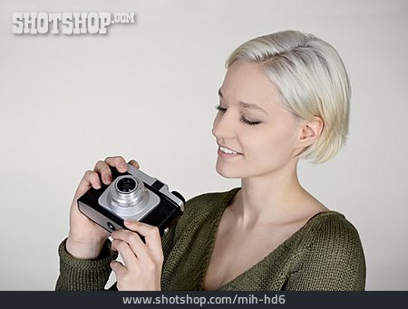 
                Junge Frau, Fotoapparat, Fotografie, Analog                   