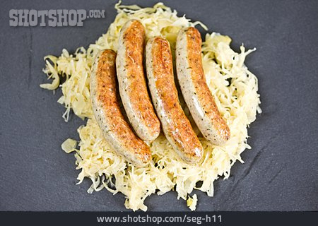 
                Sauerkraut, Bratwürstchen                   