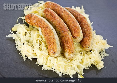 
                Sauerkraut, Deutsche Küche, Bratwürstchen                   