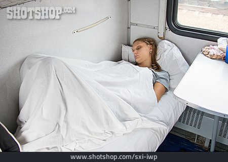 
                Frau, Schlafen, Zugreise, Schlafwagen                   