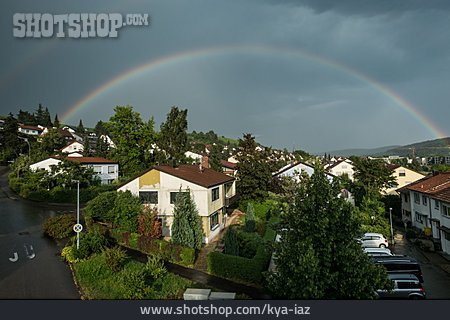 
                Regenbogen, Wohngebiet, Wetterphänomen                   