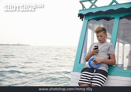 
                Junge, Gelangweilt, Urlaub, Smartphone                   