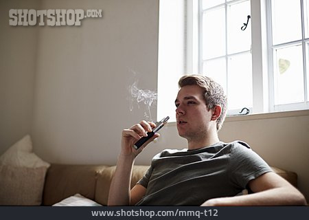 
                Zuhause, Raucher, E-zigarette                   