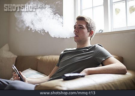
                Mann, Rauchen, E-zigarette, Nikotinfrei                   