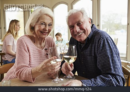 
                Restaurant, Anstoßen, Seniorenpaar                   