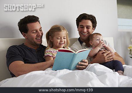 
                Vater, Familienleben, Vorlesen, Homosexuell                   