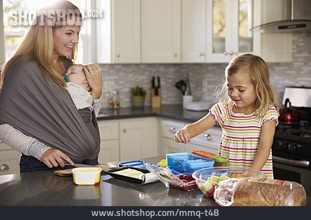 
                Mutter, Essen, Tochter, Lunchbox                   