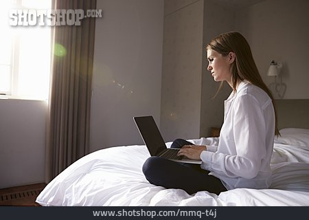 
                Frau, Laptop, Schlafzimmer                   