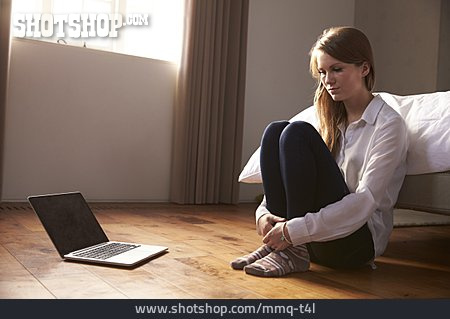 
                Woman, Anxious, Laptop, Bedroom                   