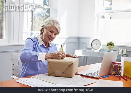 
                Seniorin, Paket, Versenden, Postsendung                   