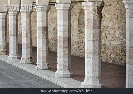 
                Säulen, Assisi                   