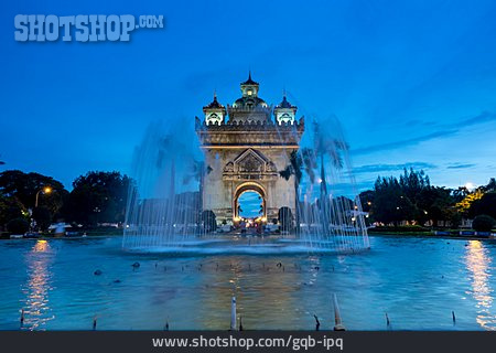 
                Springbrunnen, Triumphbogen, Patou Xai                   