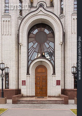 
                Kirche, Eingang, Gedenkstätte                   