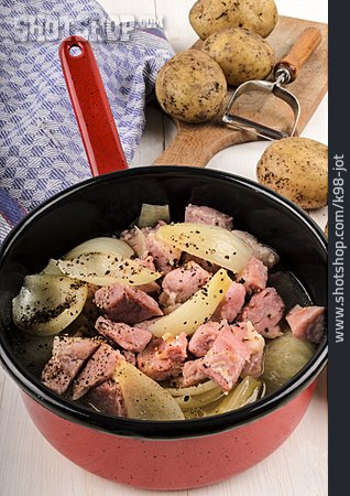 
                Kartoffeln, Schweinefleisch, Hausmannskost                   