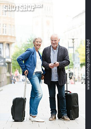 
                Städtereise, Koffer, Seniorenpaar                   