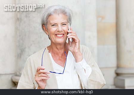 
                Seniorin, Telefonieren, Smartphone                   