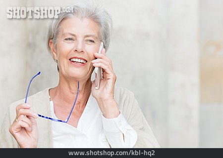 
                Seniorin, Telefonieren, Smartphone                   
