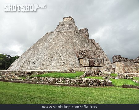 
                Maya, Uxmal, Adivino-pyramide                   