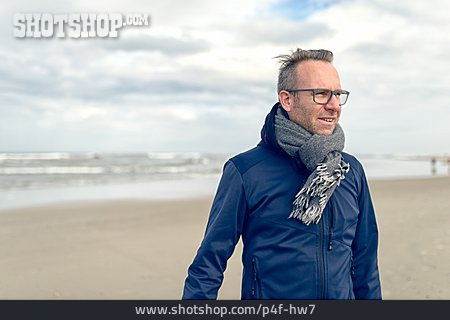 
                Mann, Nordsee, Windig, Herbstkleidung                   