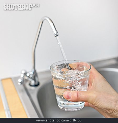 
                Wasserglas, Wasserhahn, Trinkwasser, Leitungswasser                   