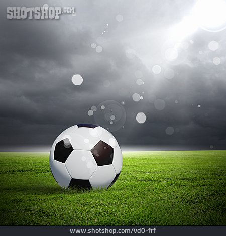 
                Fußball, Regenwolken, Spielfeld                   