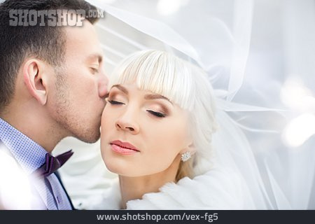 
                Küssen, Brautpaar                   